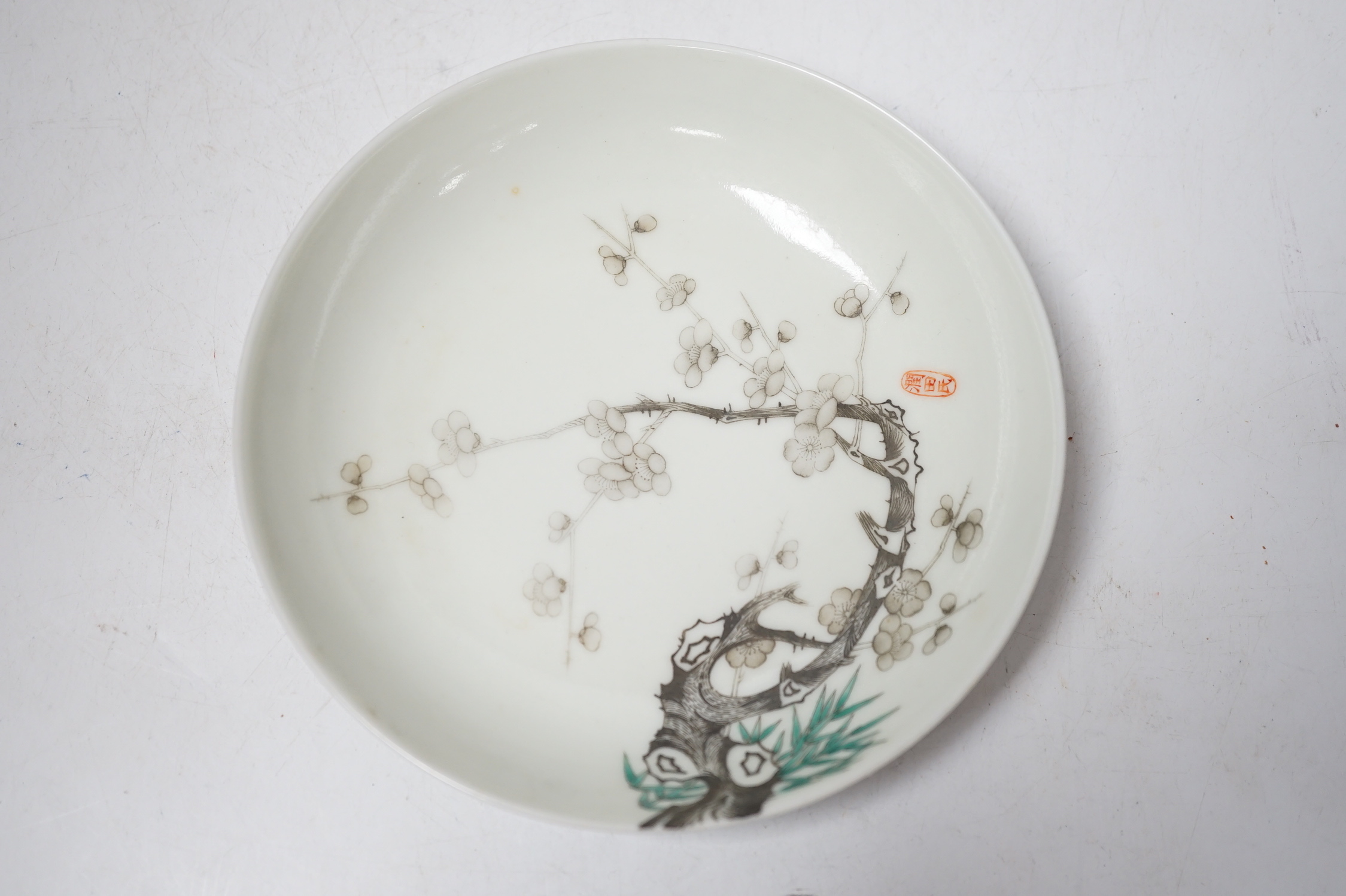A Chinese enamelled porcelain saucer dish, Guangxu mark, 15cm diameter